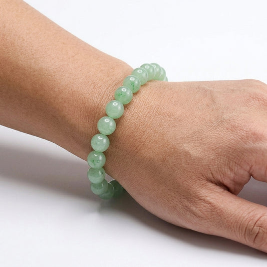 Bracelet en aventurine naturelle porté au poignet, montrant la taille des perles et leur vert tendre.