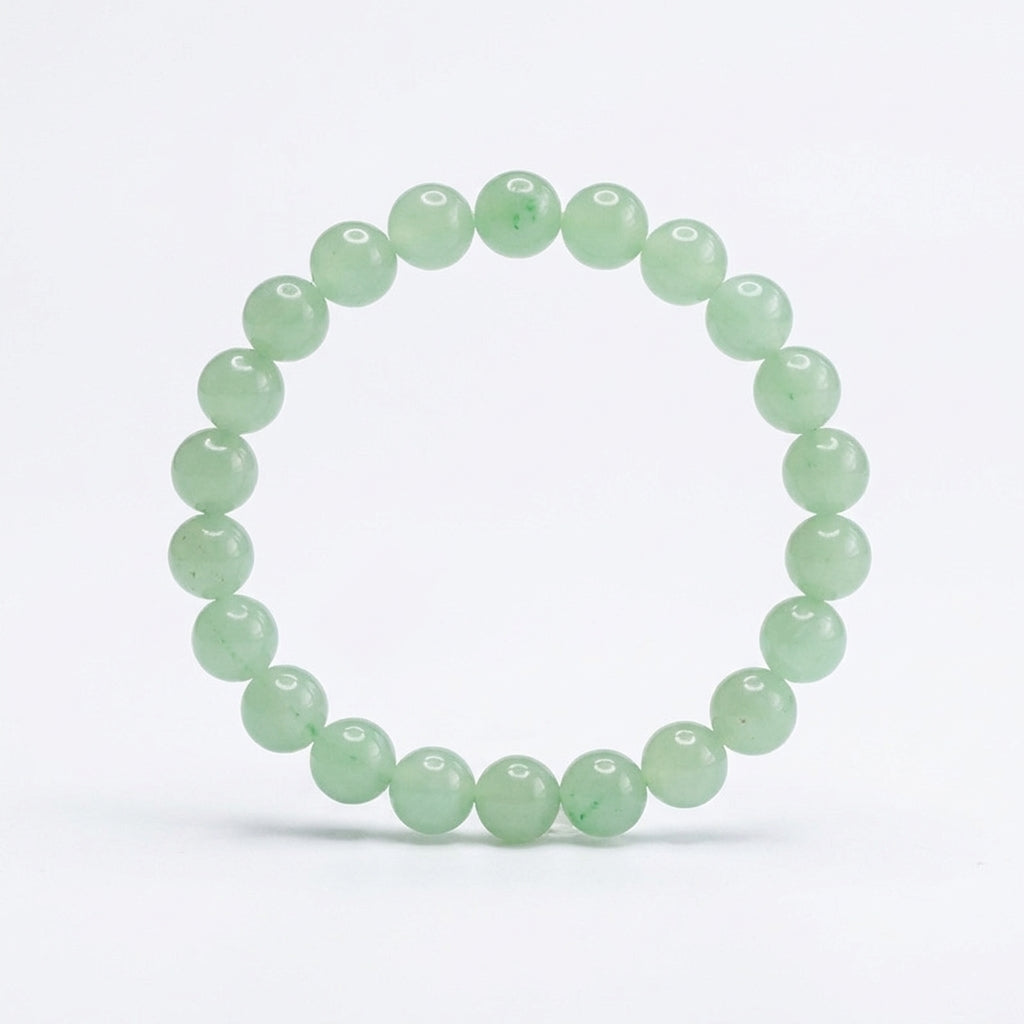 Bracelet en perles d'aventurine naturelle vert clair sur fond blanc. L'Atelier Wen