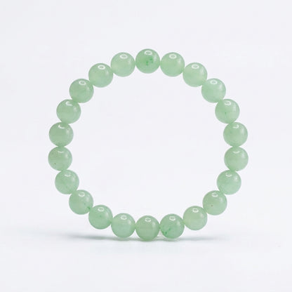 Bracelet en perles d'aventurine naturelle vert clair sur fond blanc. L'Atelier Wen