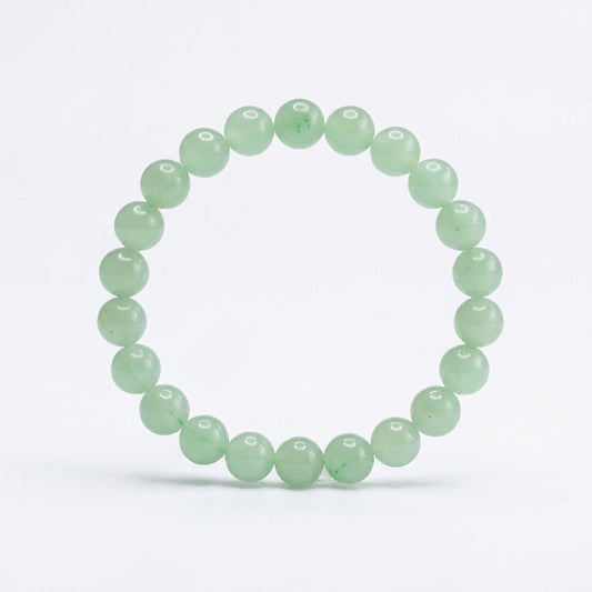 Bracelet en perles d'aventurine naturelle vert clair sur fond blanc. L'Atelier Wen