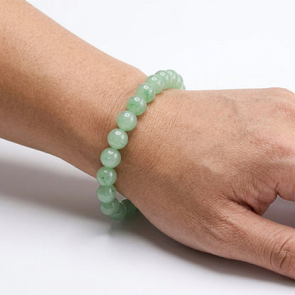 Bracelet en aventurine naturelle porté au poignet, montrant la taille des perles et leur vert tendre.