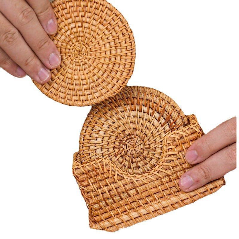 Set de 6 sous-verres en rotin tressé avec support – Ø 8 cm.